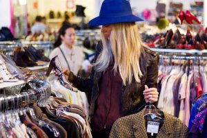 Read more about the article Kodėl turėtum apsipirkti padėvėtų rūbų parduotuvėje