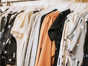 Read more about the article 6 paprasti būdai kaip užpildyti savo drabužinę nekintančiais drabužiais