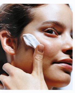 Read more about the article Kokia tvarka naudoti odos priežiūros produktus, kad šie būtų kuo efektyvesni